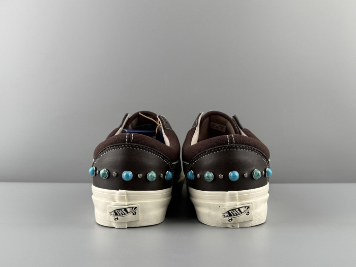 VANS-10