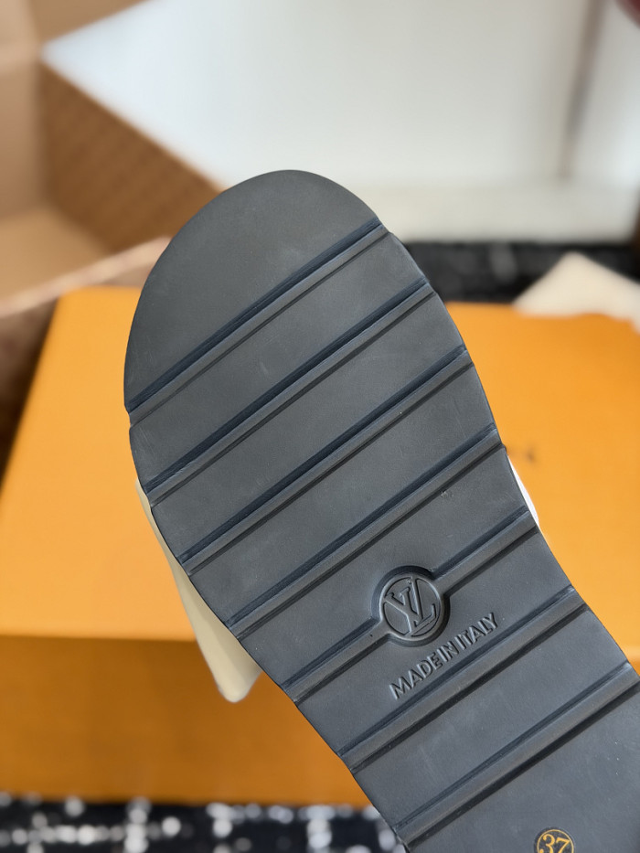 L&V sandal 82