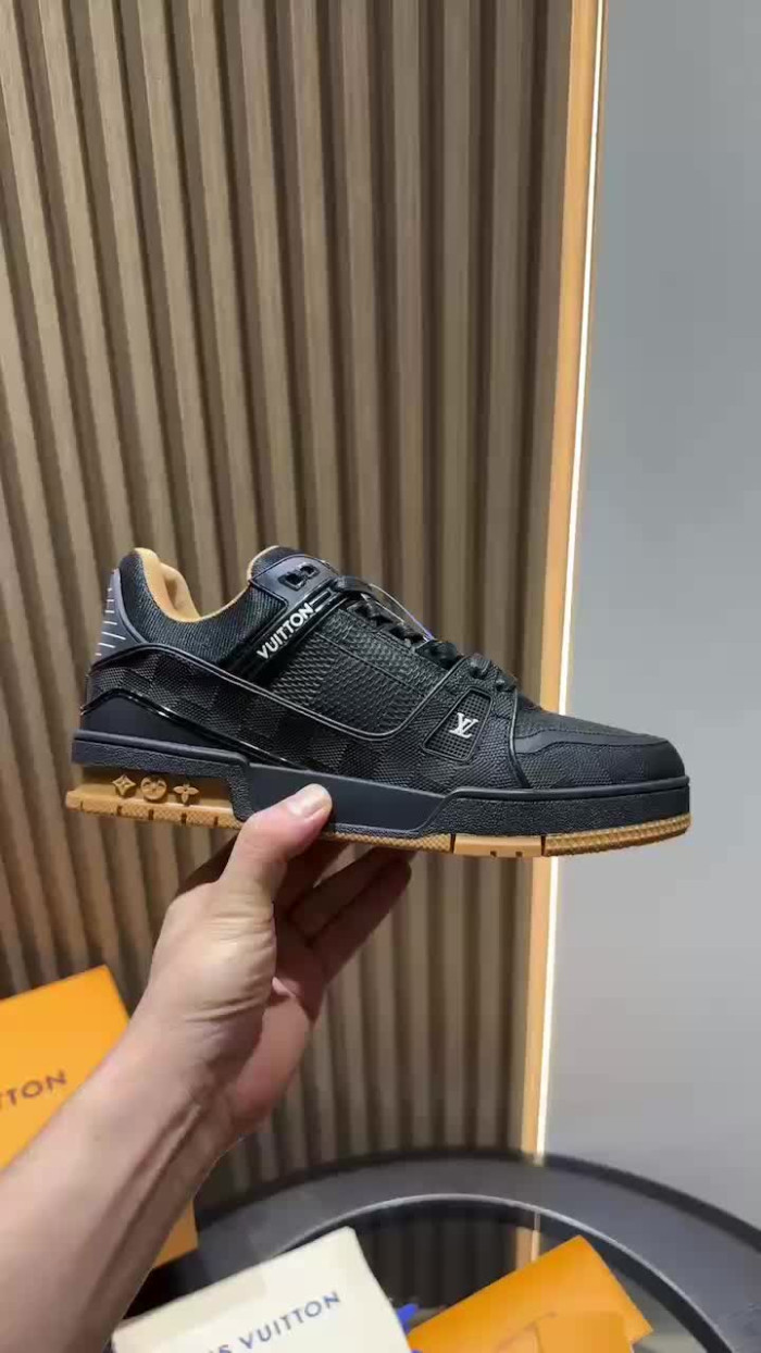 LV snekaers 157