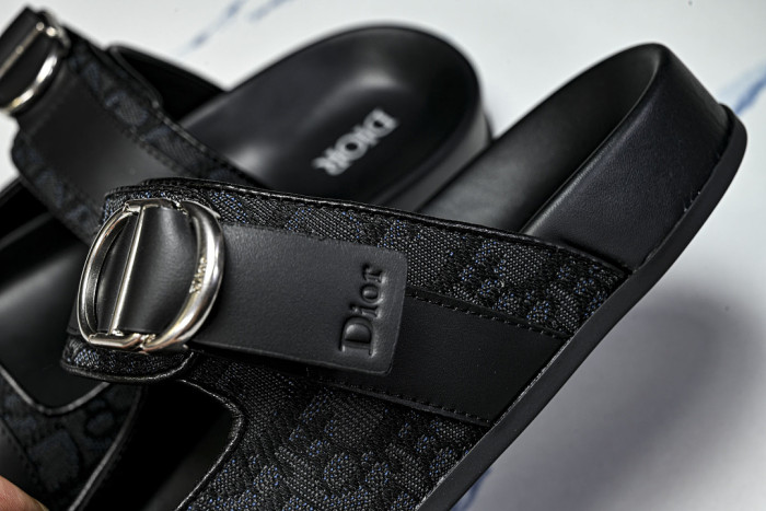 D10r SANDAL 13