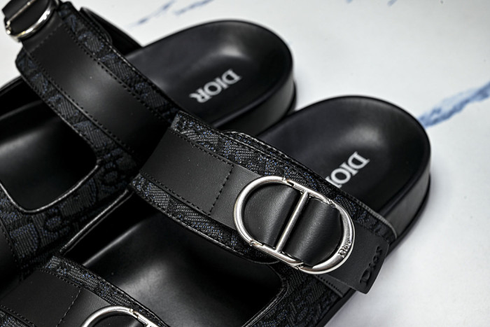 D10r SANDAL 13