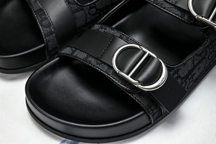 D10r SANDAL 13