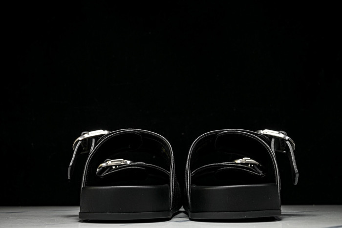 D10r SANDAL 13