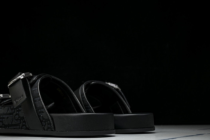 D10r SANDAL 13