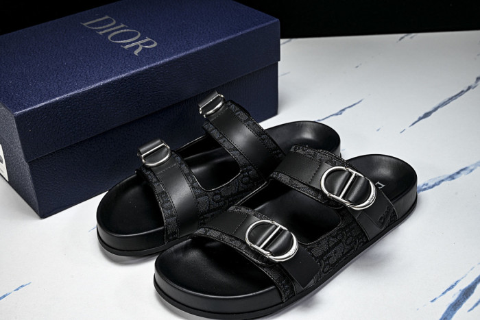 D10r SANDAL 13