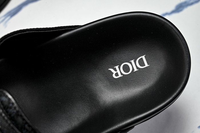 D10r SANDAL 13