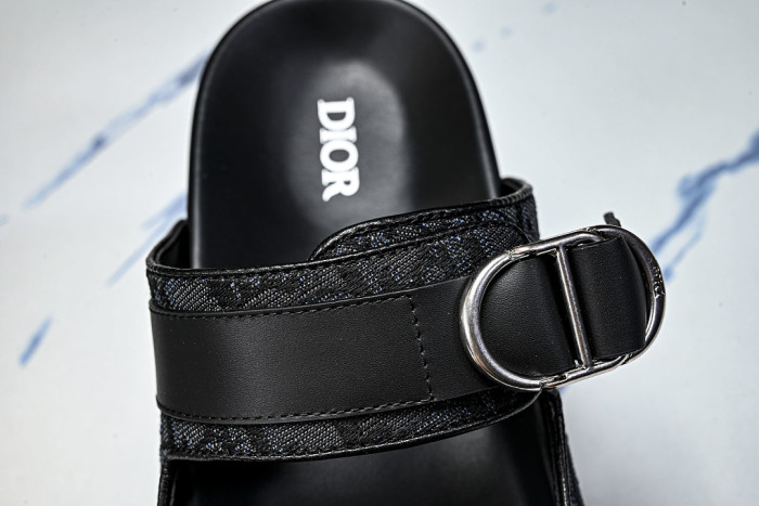 D10r SANDAL 13