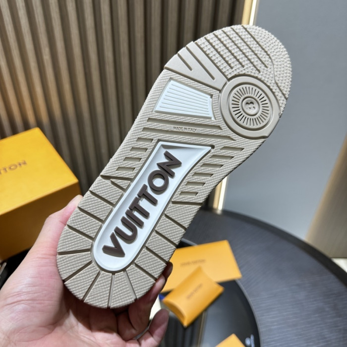 LV snekaers 240