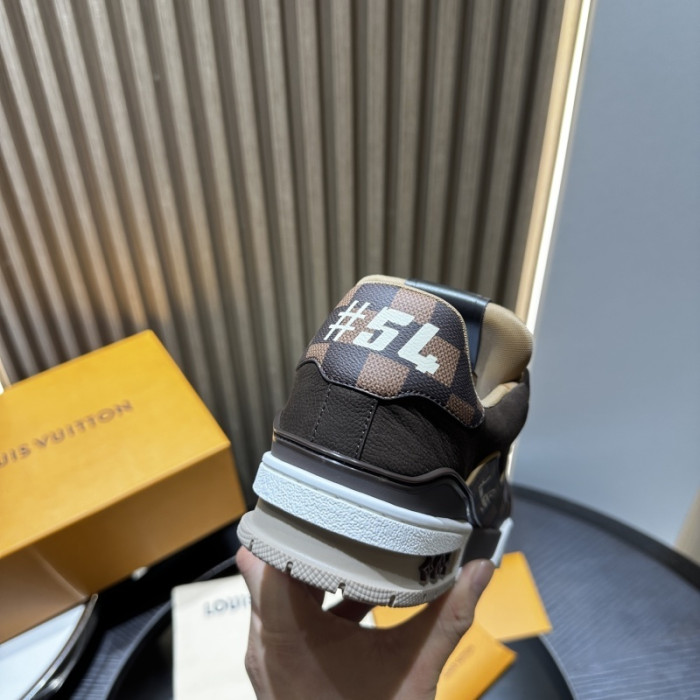 LV snekaers 240