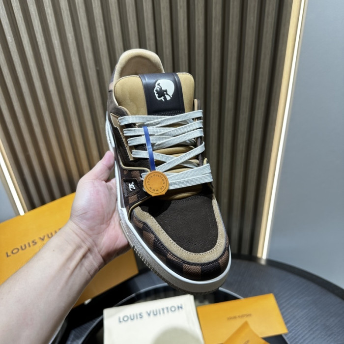LV snekaers 240