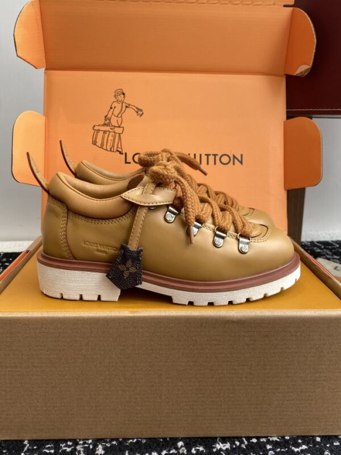LV snekaers 223