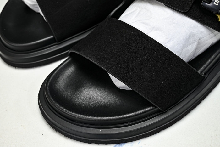 D10r SANDAL 17