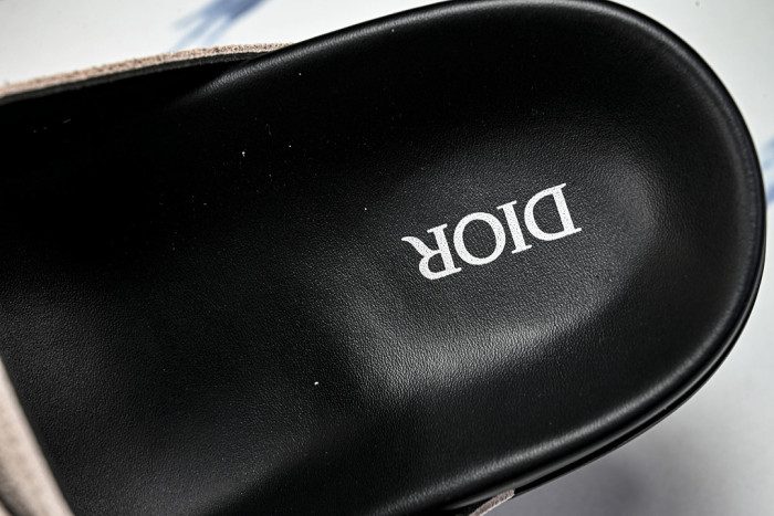 D10r SANDAL 15