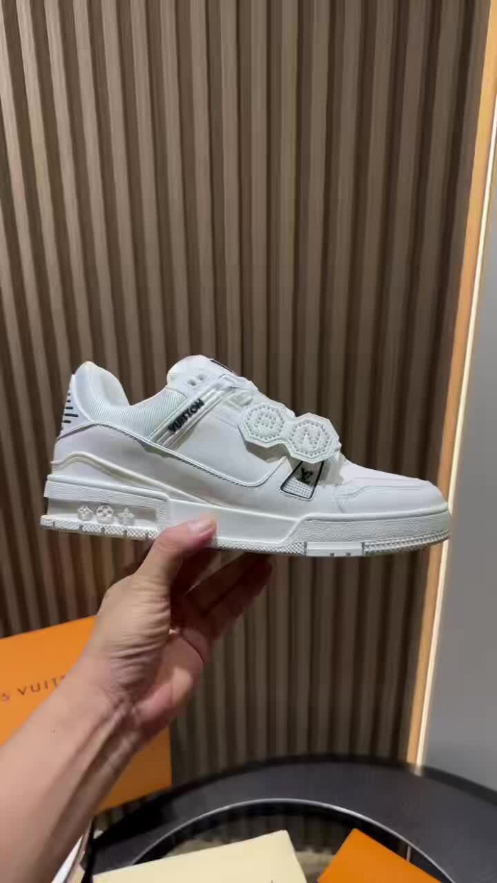 LV snekaers 234