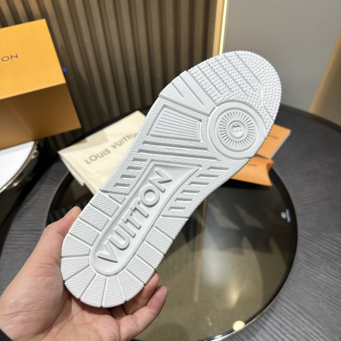 LV snekaers 137